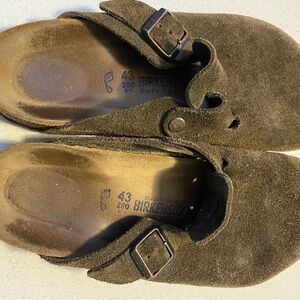 Mens Birkenstock Boston suede clogs, soft footbed size 43. Brown suede leather.